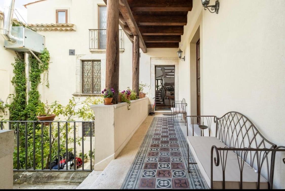 Palazzo Candida B&B Gerace Exterior photo