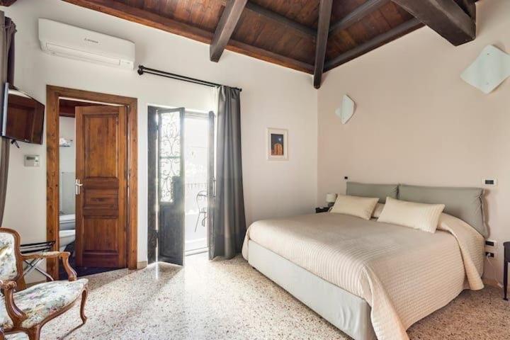 Palazzo Candida B&B Gerace Exterior photo