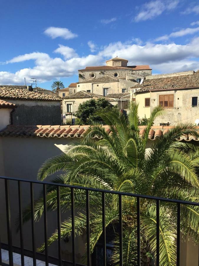Palazzo Candida B&B Gerace Exterior photo