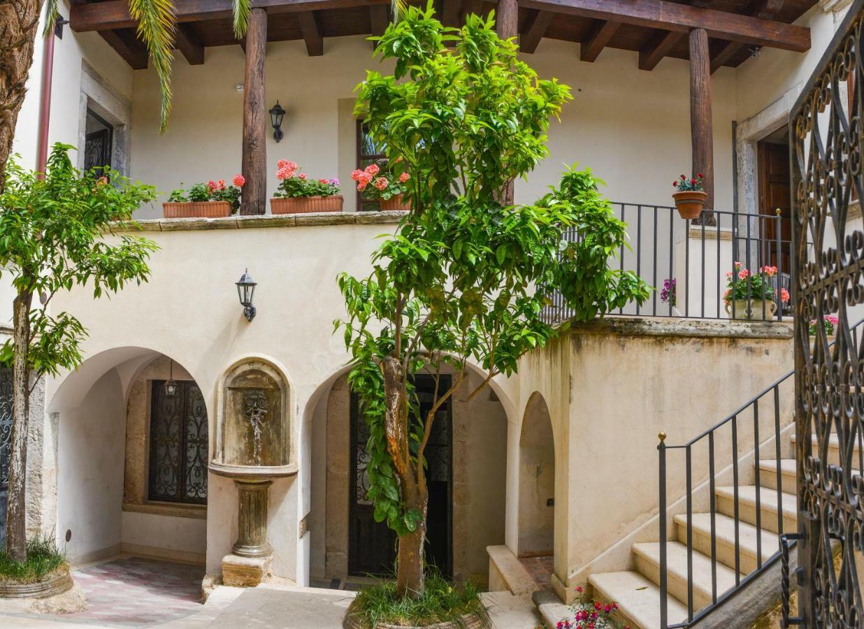 Palazzo Candida B&B Gerace Exterior photo