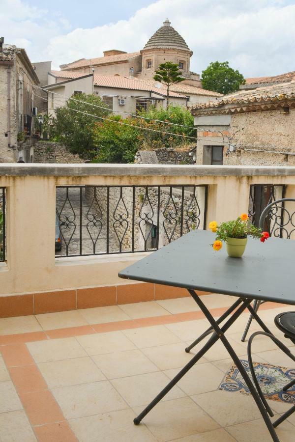 Palazzo Candida B&B Gerace Exterior photo