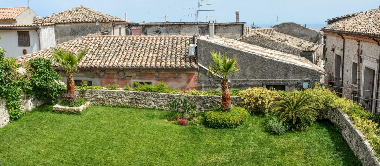 Palazzo Candida B&B Gerace Exterior photo
