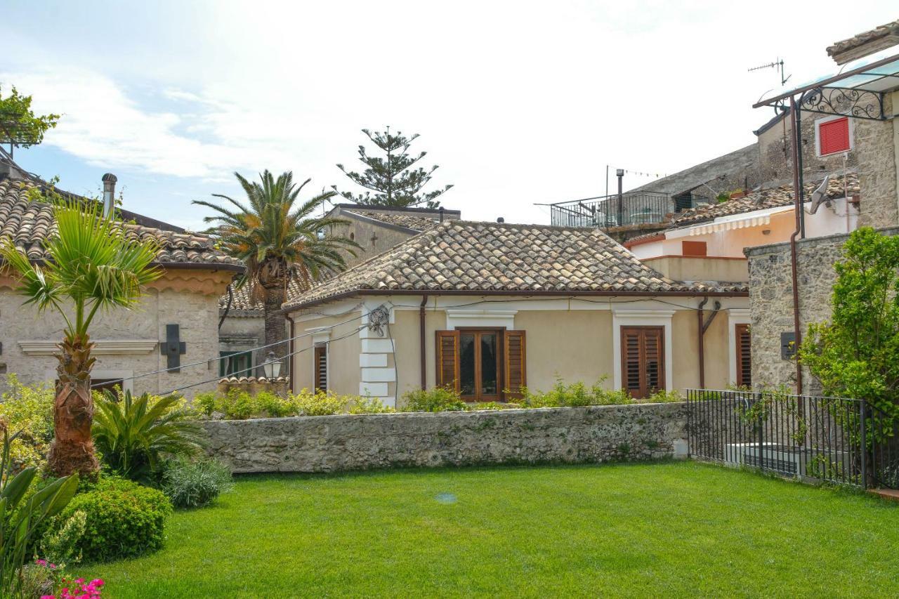 Palazzo Candida B&B Gerace Exterior photo