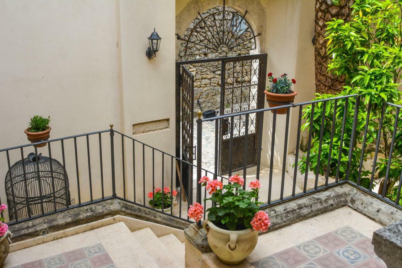 Palazzo Candida B&B Gerace Exterior photo