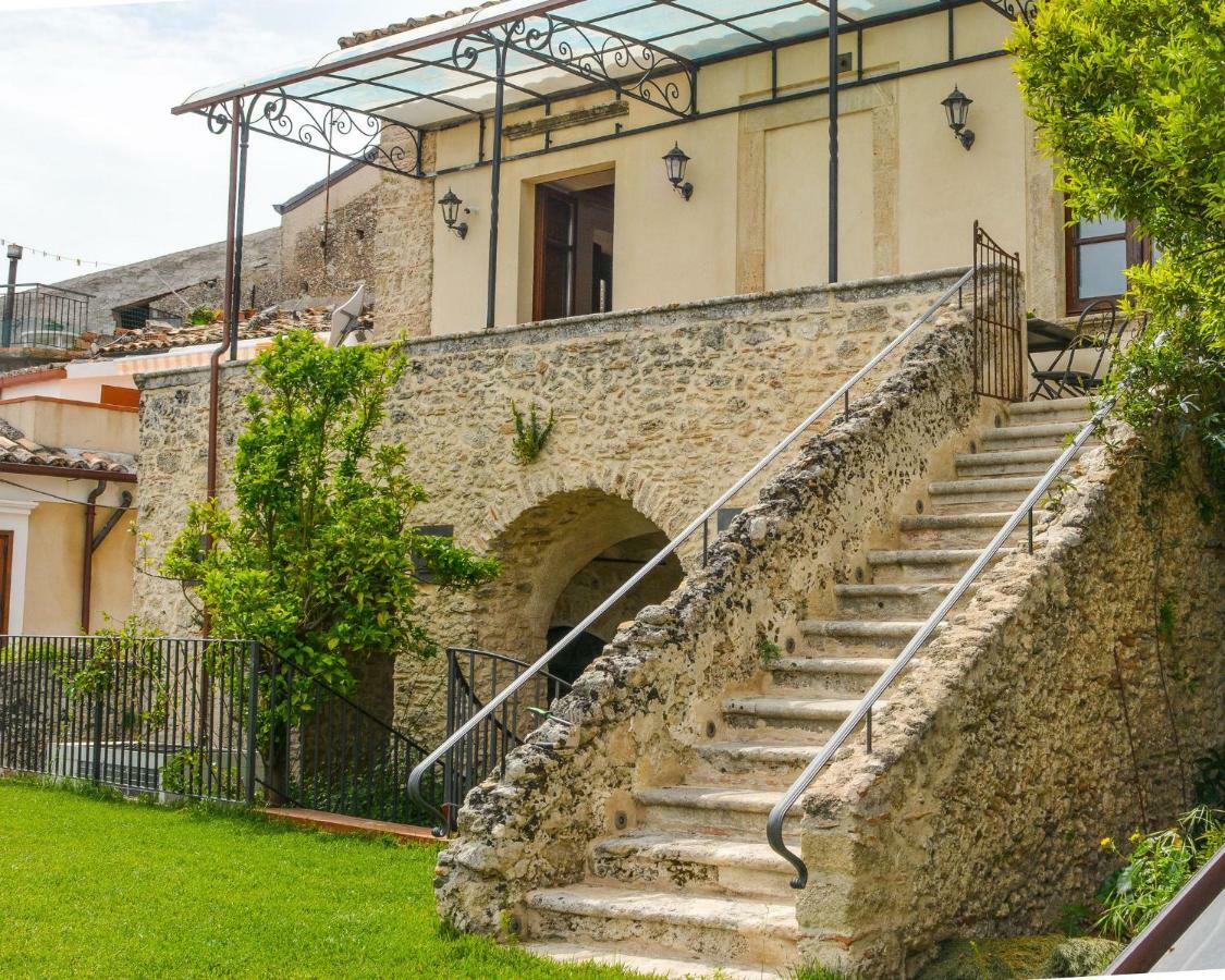 Palazzo Candida B&B Gerace Exterior photo